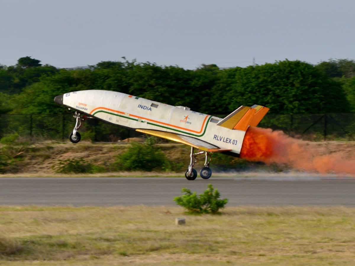 ISRO ने अंतरिक्ष में फिर किया कमाल, तेज हवाओं के बीच लगातार तीसरी बार हुई आरएलवी पुष्पक की सफल लैंडिंग