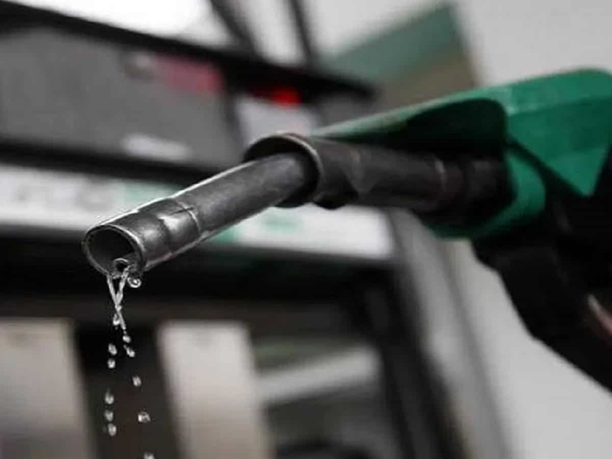 महाराष्ट्र सरकार ने फ्यूल पर घटाया वैट, मुंबई मेट्रो में पेट्रोल 65 पैसे, डीजल 2.60 रुपए प्रति लीटर हुआ सस्ता