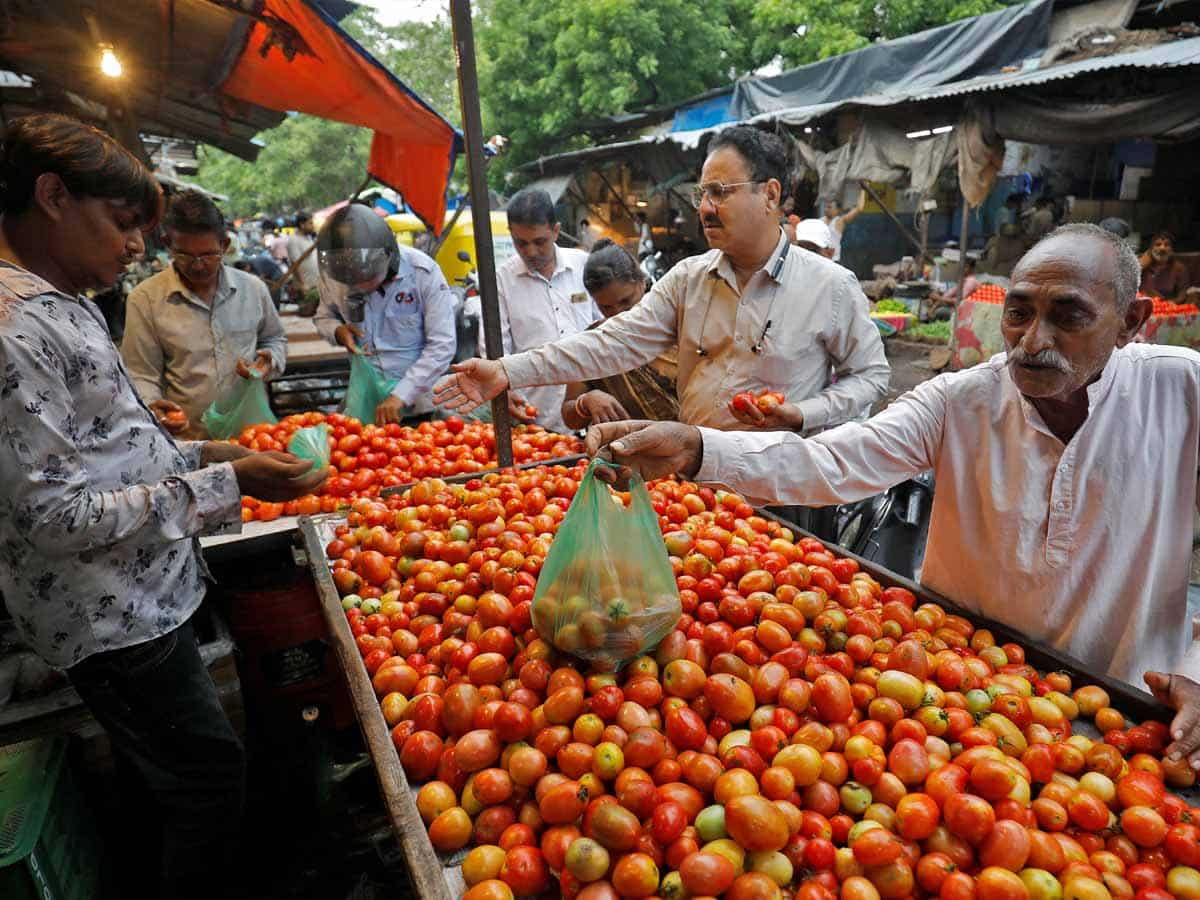 बारिश में सब्जियों ने बिगाड़ा किचन का बजट, रसोई में तड़के की महक हुई कम, टमाटर का भाव 150 रुपए किलो