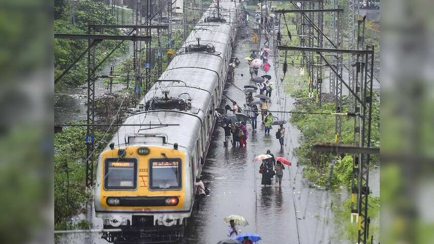 भारी बारिश ने थामी मुंबई की लाइफलाइन,कई ट्रेनें हुई रिशेड्यूल, घर से निकलने से पहले जरूर देख लें टाइम टेबल