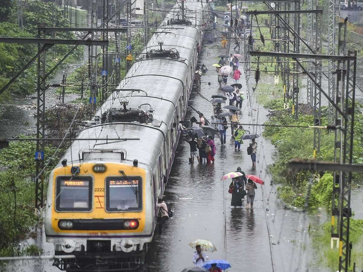 भारी बारिश ने थामी मुंबई की लाइफलाइन,कई ट्रेनें हुई रिशेड्यूल, घर से निकलने से पहले जरूर देख लें टाइम टेबल