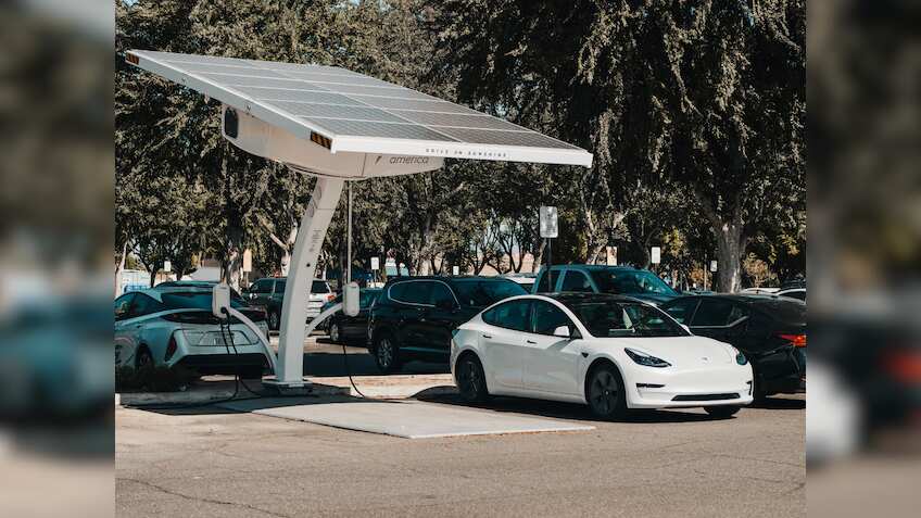 EV खरीदने वालों की बल्ले-बल्ले! आम बजट के बाद सरकार कर सकती है बड़ा ऐलान, पढ़ें पूरी खबर