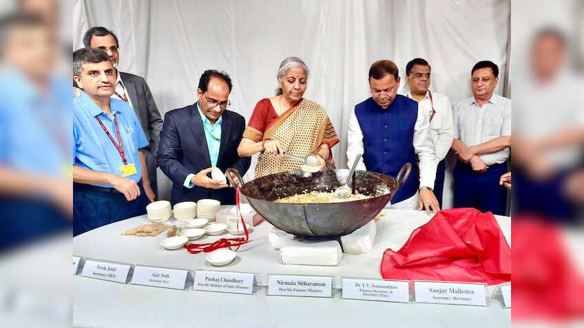 Budget 2024 Halwa Ceremony: बजट से पहले हुई पारपंरिक हलवा सेरेमनी, वित्त मंत्री ने कराया सभी का मुंह मीठा