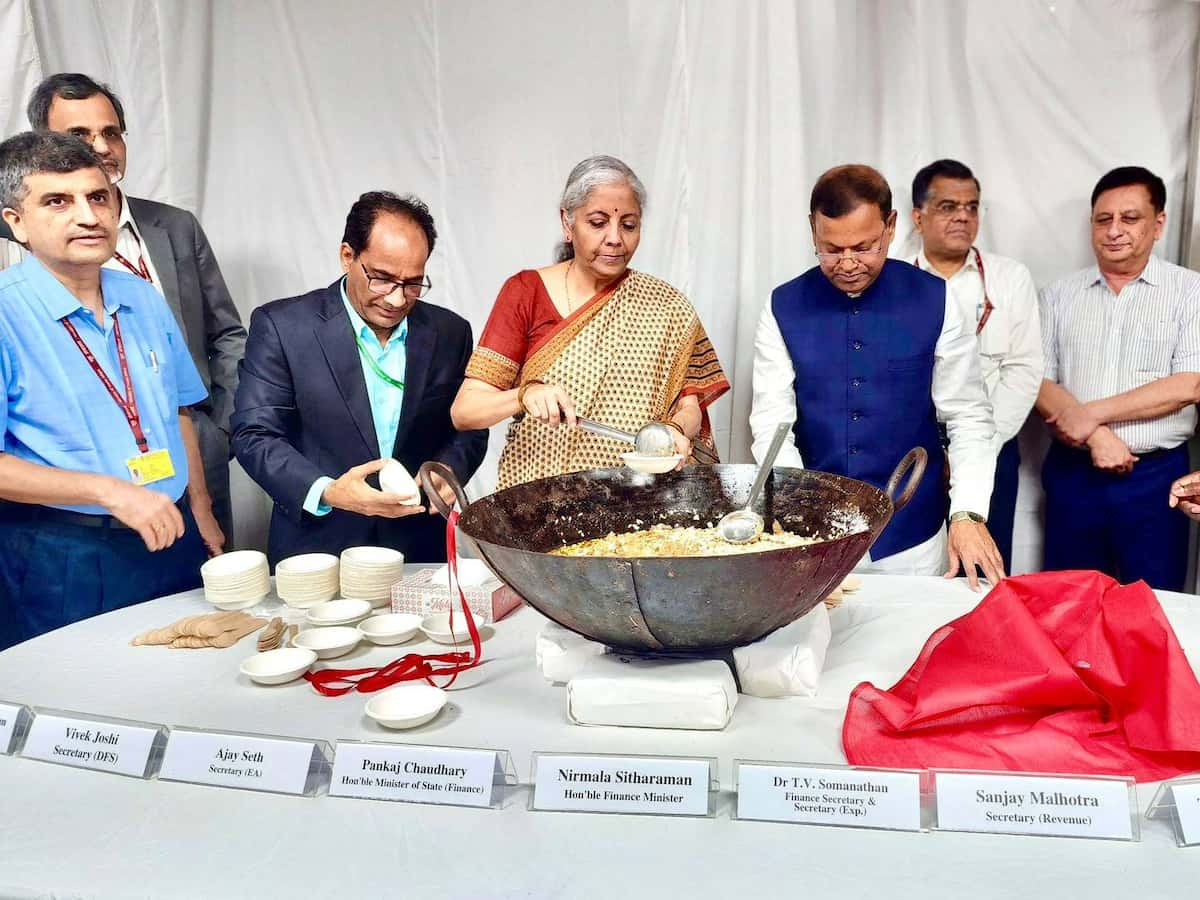 Budget 2024 Halwa Ceremony: बजट से पहले हुई पारपंरिक हलवा सेरेमनी, वित्त मंत्री ने कराया सभी का मुंह मीठा