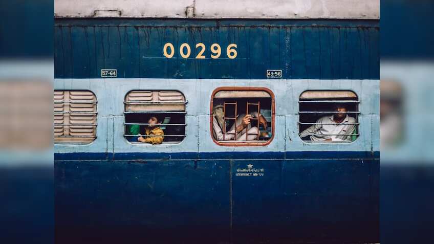 मुंबई से जाने वाले पैसेंजर टिकट को लेकर न हों परेशान, त्योहारों के पहले रेलवे ने कर दिया स्पेशल ट्रेनों का इंतजाम