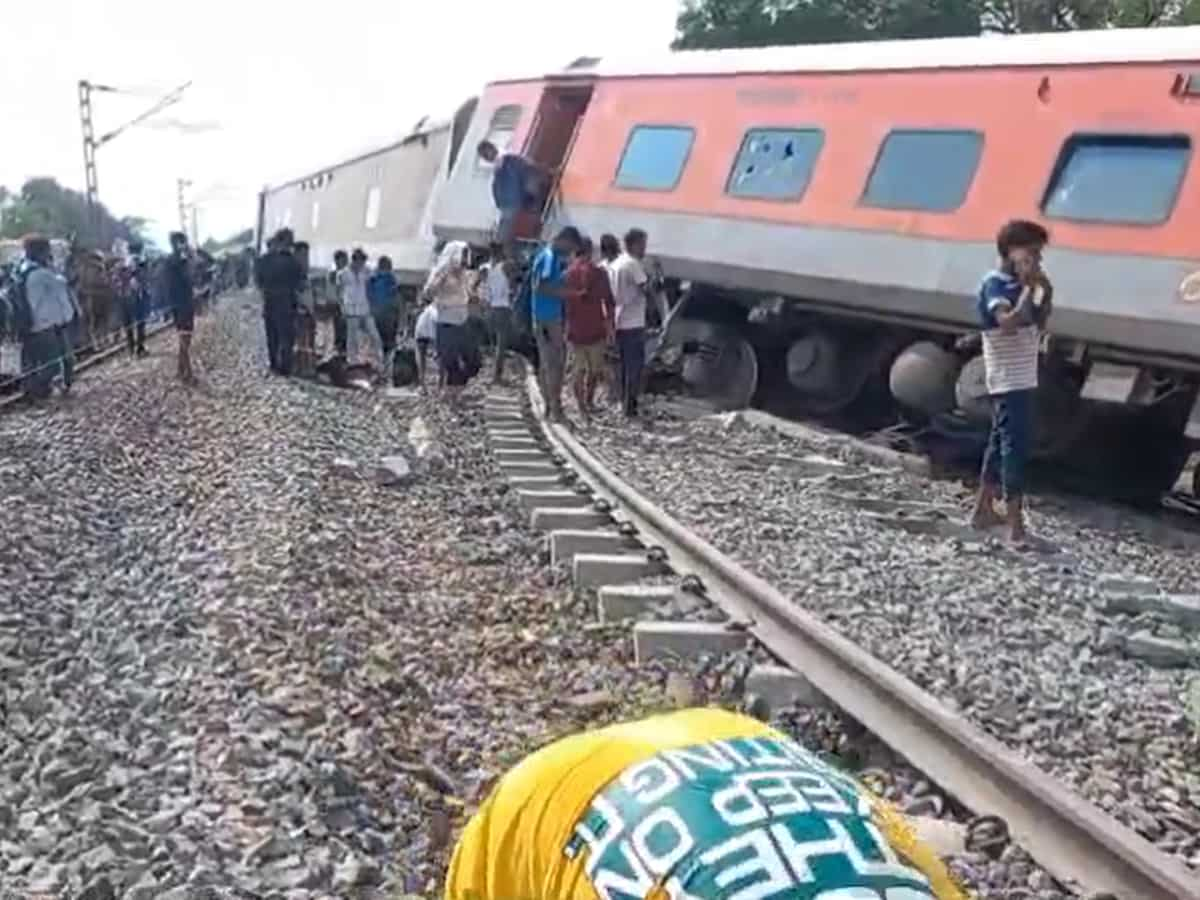 Gonda Train Accident: यूपी के गोंडा में बड़ा रेल हादसा, बेपटरी हुई चंडीगढ़-डिब्रूगढ़ एक्सप्रेस, 4 पैसेंजर्स की हुई मौत