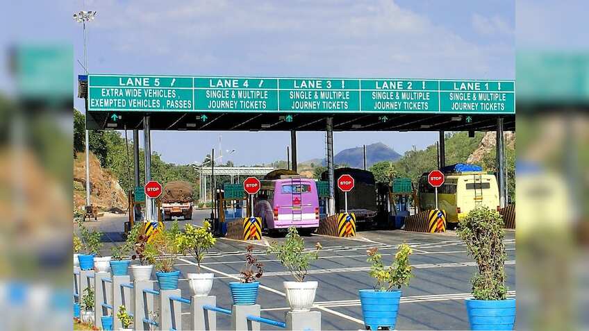 गाड़ी चलाते हैं तो गलती से भी ना करें ये भूल; NHAI वसूलेगा दोगुना टोल टैक्स, जारी हो गया नया नियम