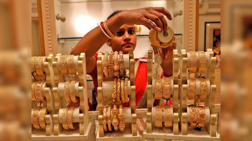 सोना-चांदी में बड़ी गिरावट, ₹1000 तक टूटे भाव; जानें 24 कैरेट Gold का ताजा रेट