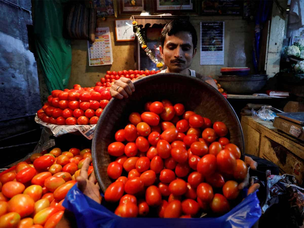 Tomatoes Price Hike: भारी बारिश ने बिगाड़ा खाने का स्वाद , दिल्ली में टमाटर के भाव ने लगाया शतक