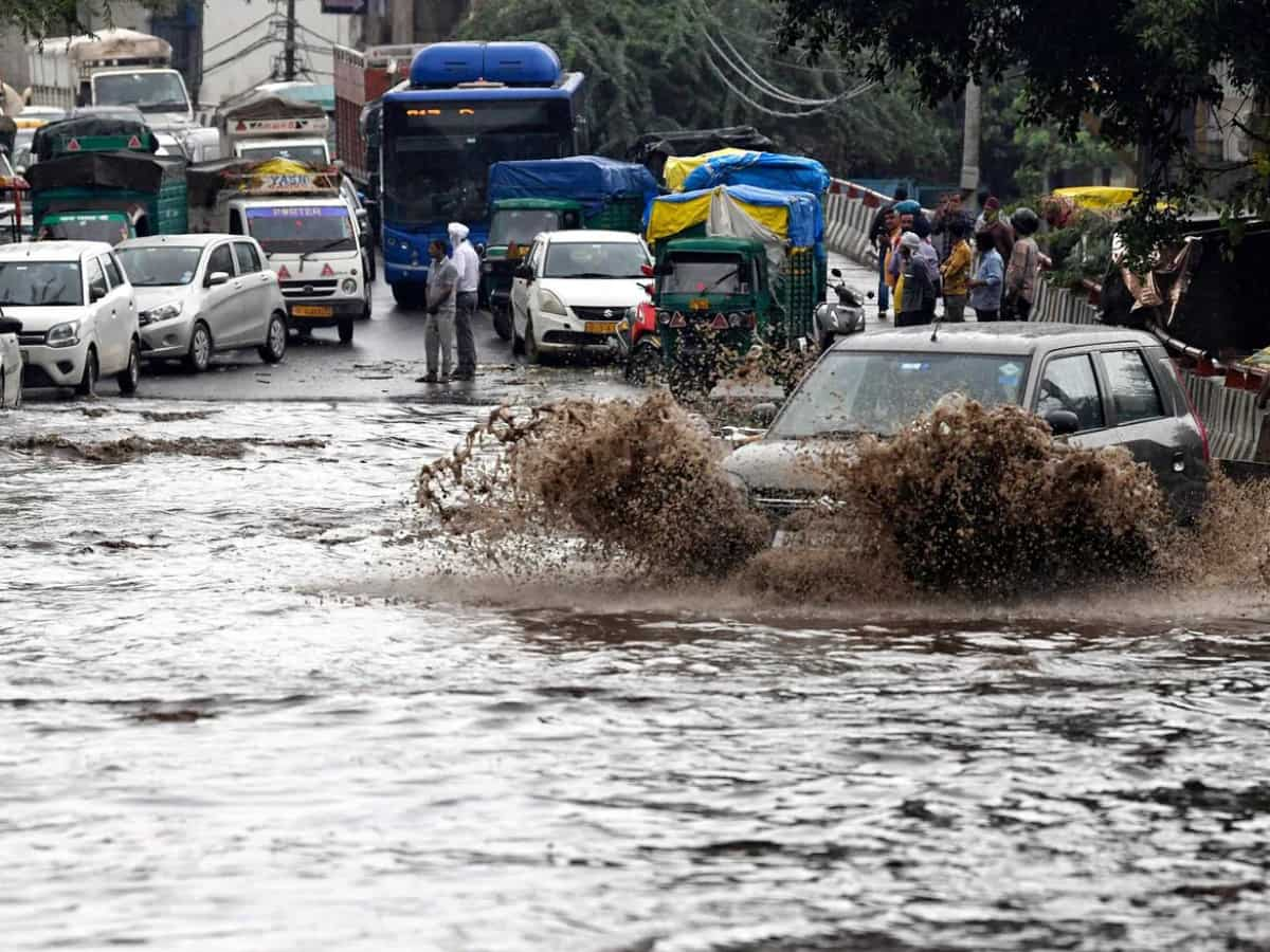 कार चलाने वालों के लिए काम की खबर- कहीं आप खतरे में तो नहीं? मॉनसून में निकलने से पहले चेक करें ये 10 चीजें