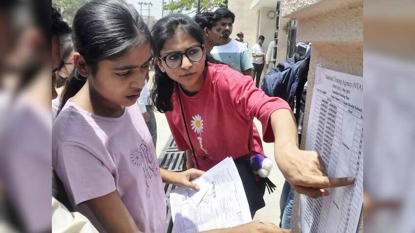 NTA NEET UG फाइनल रिजल्ट घोषित, 61 से घटकर 17 हुई टॉपर्स की संख्या, इन स्टेप्स से चेक करें रिजल्ट