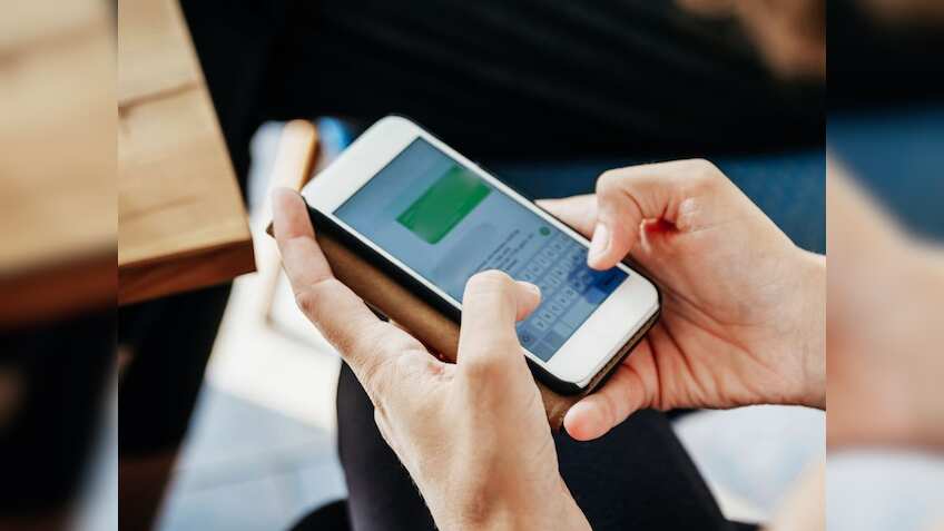 लोन, डेबिट कार्ड से लेकर डिजिटल बैंकिंग तक, हर जानकारी फोन पर मिलेगी...SBI में है अकाउंट तो एक्टिवेट करें ये सर्विस