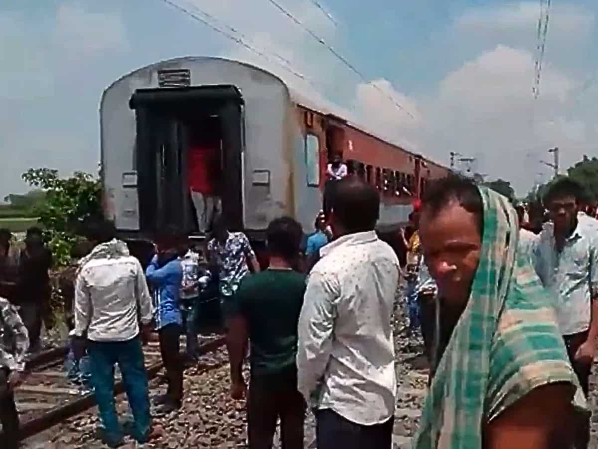 Train Accident: बिहार के समस्तीपुर में टला बड़ा रेल हादसा, दो हिस्सों में बंटी संपर्क क्रांति एक्सप्रेस ट्रेन