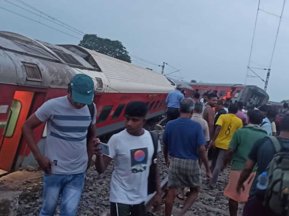 Train Accident: झारखंड में मुंबई-हावड़ा मेल के 18 डिब्बे पटरी से उतरे; दो लोगों की मौत, 20 अन्य घायल