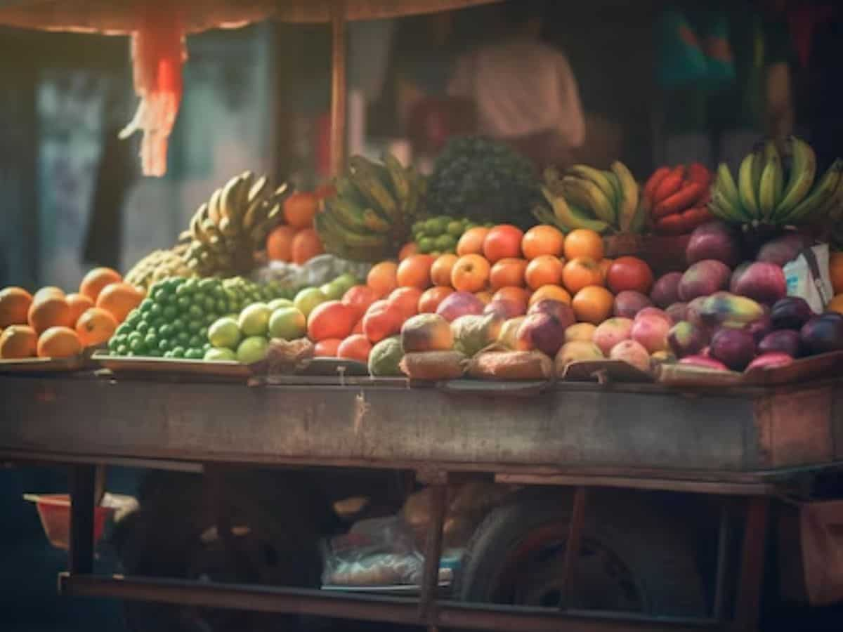 राहत वाली खबर! सरकार की सख्ती और एक्शन का असर, बाजार में घटने लगे टमाटर, प्याज और आलू के दाम