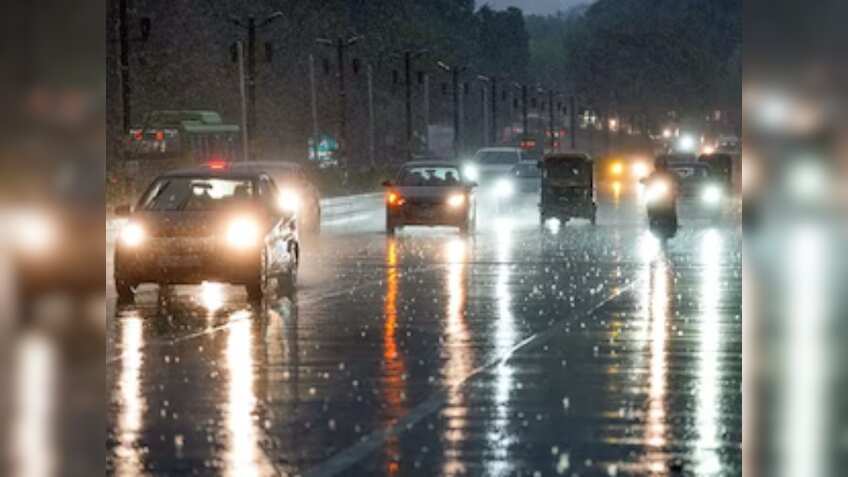 Delhi-NCR में हुई झमाझम बारिश से दर्जनों फ्लाइट्स पर पड़ा असर, घर से निकलने के पहले यहां देखें लाइव अपडेट