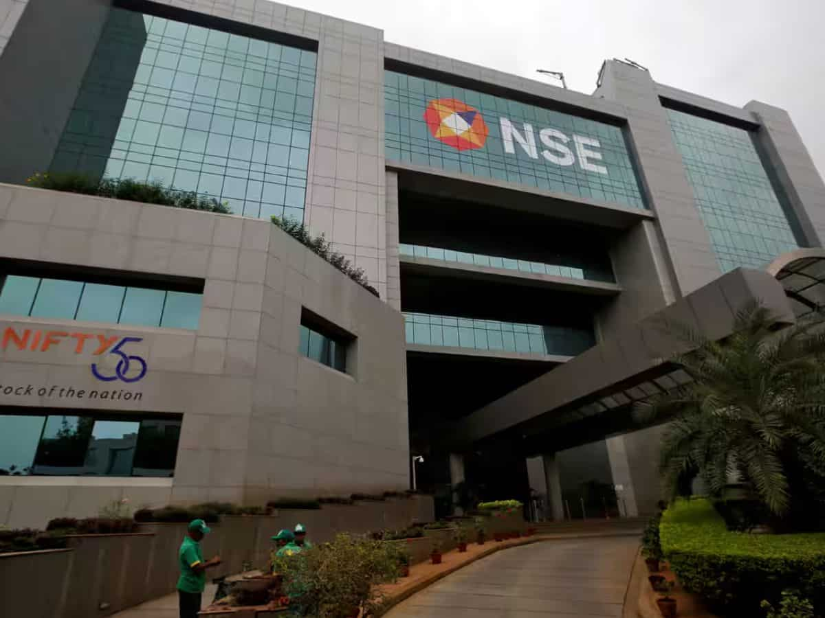 NSE ने निवेशकों को किया सावधान! रिटर्न की गारंटी देने वाली स्कीम में निवेश से बचें, वरना...