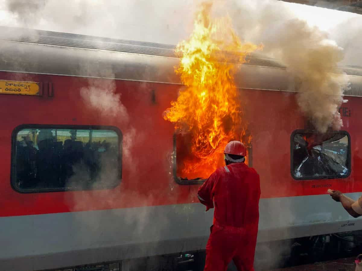 Korba Express Fire: विशाखापट्टनम रेलवे स्टेशन पर बड़ा हादसा, ट्रेन के कई डिब्बों में लगी भीषण आग, देखें वीडियो