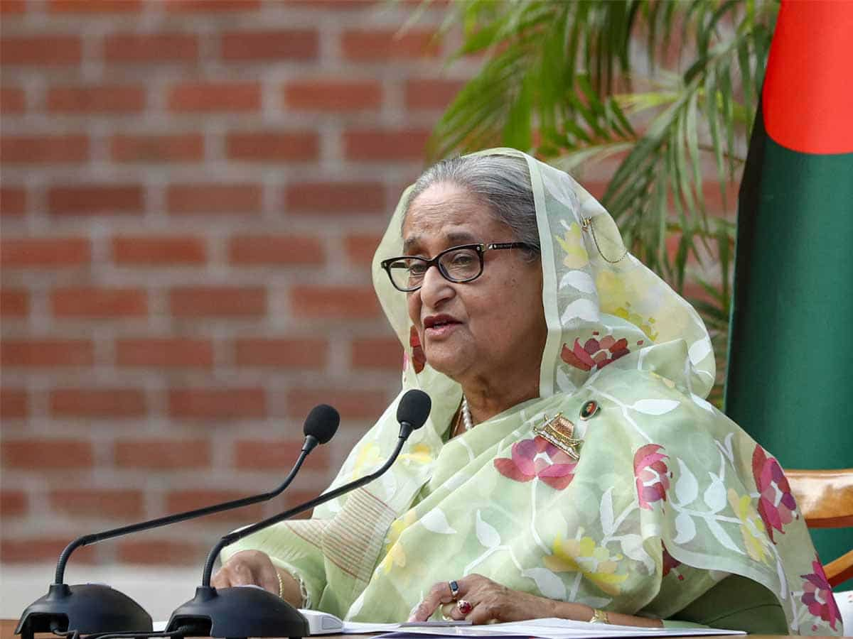 बांग्लादेश की सियासत में भूचाल, पीएम Sheikh Hasina ने दिया इस्तीफा, बहन के साथ पहुंची भारत| Zee Business Hindi