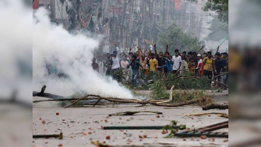 क्या है विवादित आरक्षण कानून जो बना शेख हसीना के पतन का कारण, जानिए क्यों हिंसा की आग में जल रहा है बांग्लादेश