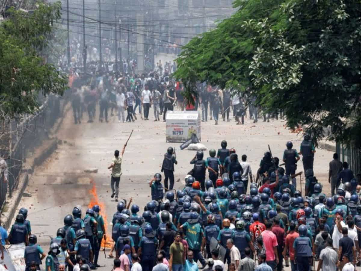 Bangladesh Violence का भारतीय कंपनियों और निवेश पर असर, LIC का ऑफिस 7 अगस्‍त तक बंद, इन कंपनियों पर भी असर