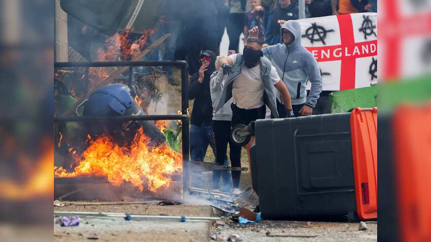 लंदन जाने की है तैयारी तो सावधान! 13 साल के सबसे भयानक दंगों को झेल रहा है ब्रिटेन, ट्रैवल से पहले जानें जरूरी बात