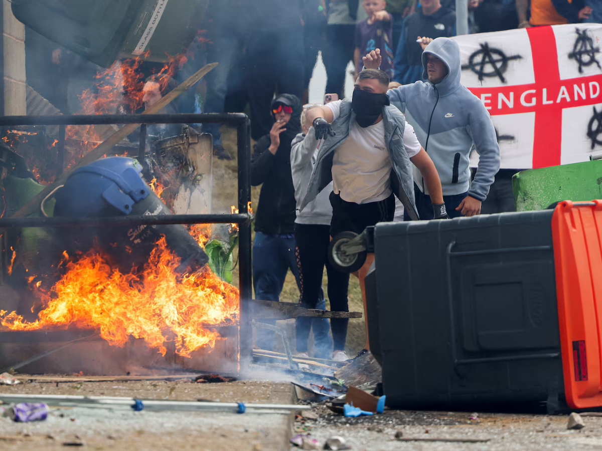 लंदन जाने की है तैयारी तो सावधान! 13 साल के सबसे भयानक दंगों को झेल रहा है ब्रिटेन, ट्रैवल से पहले जानें जरूरी बात