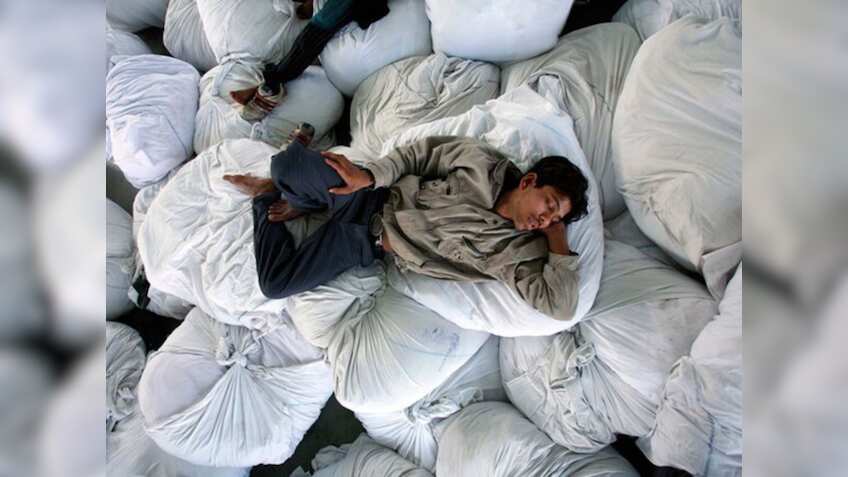 ट्रेन में हमेशा सफेद तकिया-चादर क्यों देती है रेलवे? आप भी जान लीजिए इसके पीछे की खास वजह