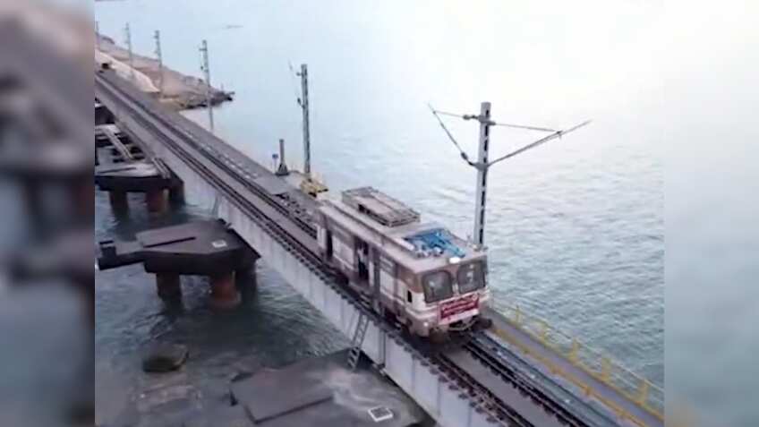 1 घंटे का सफर 20 मिनट में होगा पूरा... इंजीनियरिंग मार्वल का नमूना पंबन ब्रिज का सफल ट्रायल हुआ पूरा, देखें वीडियो
