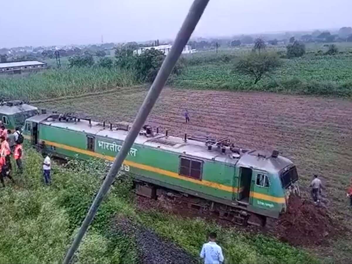 पटरी छोड़ खेत में जा घुसी ट्रेन! सोशल मीडिया पर लोगों ने लगाई रेलवे की क्लास तो सामने आई ये सच्चाई