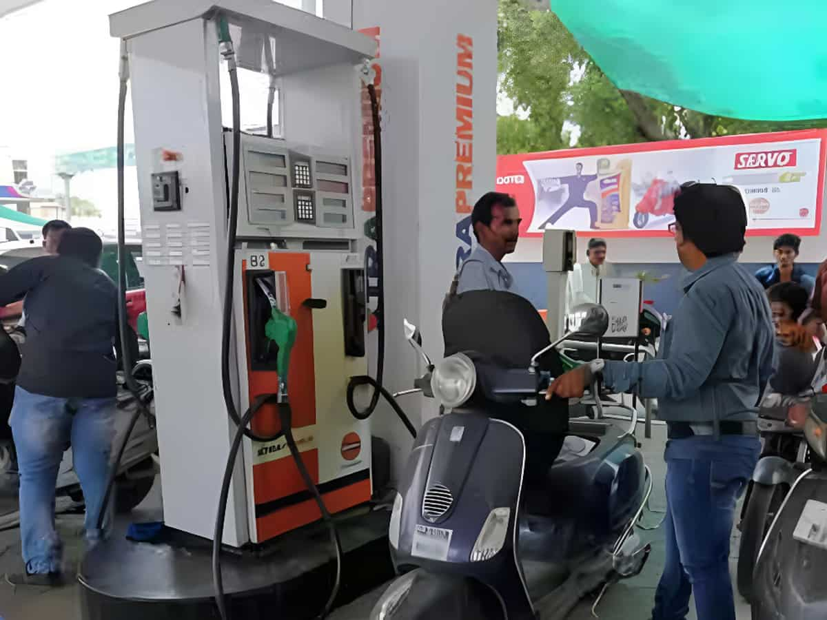 Petrol-Diesel Price: फिर सस्ता हुआ कच्चा तेल, पहुंच गया 76 डॉलर के करीब, जानिए अब क्या हो गईं डीजल-पेट्रोल की कीमतें