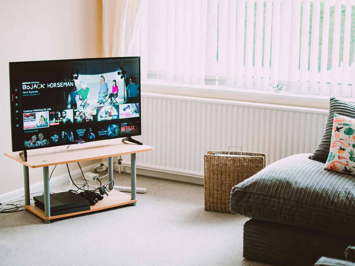 चुटकियों में आधी हुई Smart TV की कीमत,  फेस्टिव सीजन में ₹10,000 से भी कम में ला सकते हैं घर