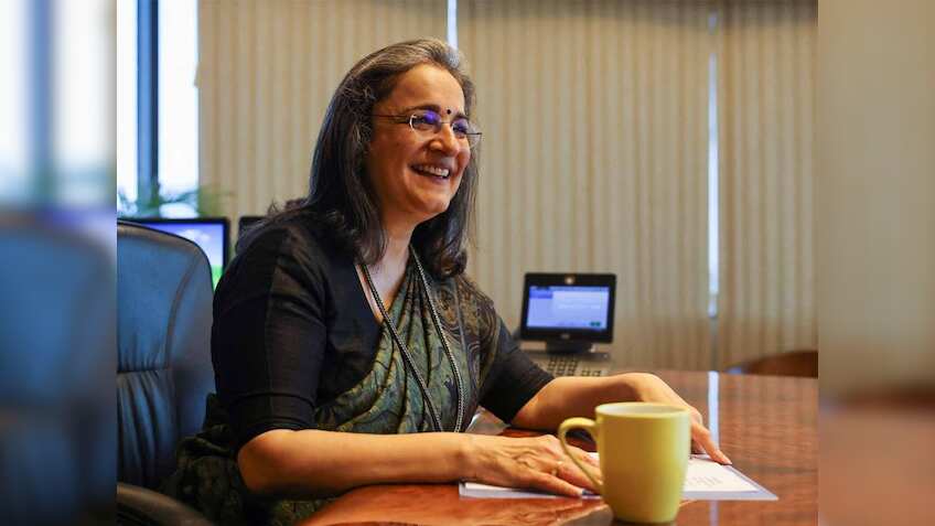 कौन हैं SEBI चीफ Madhabi Buch, हिंडनबर्ग खुलासे में आया नाम, अडानी केस में मिलीभगत का आरोप