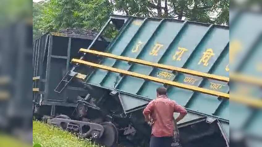 यूपी में एक दिन में ट्रेन से जुड़े दो हादसे, मालगाड़ी के दो डब्बे पटरी से उतरे, आग लगने की अफवाह पर छह यात्री कूदे