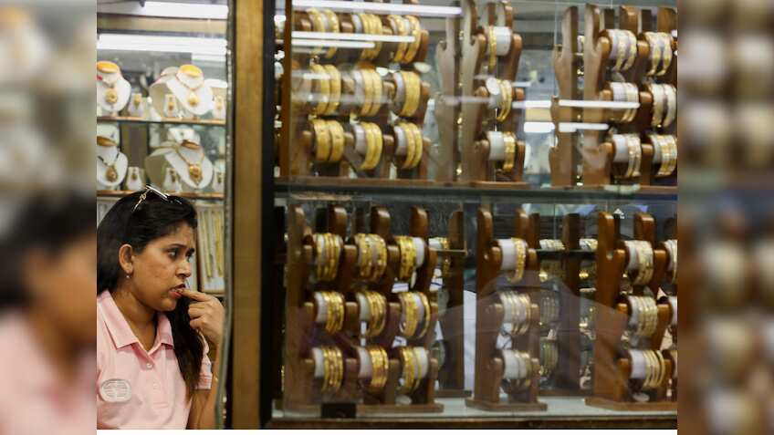 सोना खरीदने का अच्छा मौका? कहां गिरे तो कहां चढ़ गए गोल्ड के भाव; जानें अपडेट