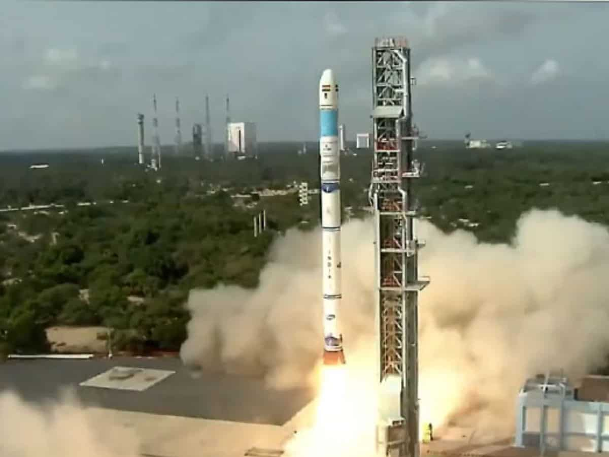 ISRO EOS-08 Satellite launched: ऑब्जर्वेशन सैटेलाइट EOS-08 की सफल लॉन्चिंग, अब भारत सुनेगा धरती की धड़कन