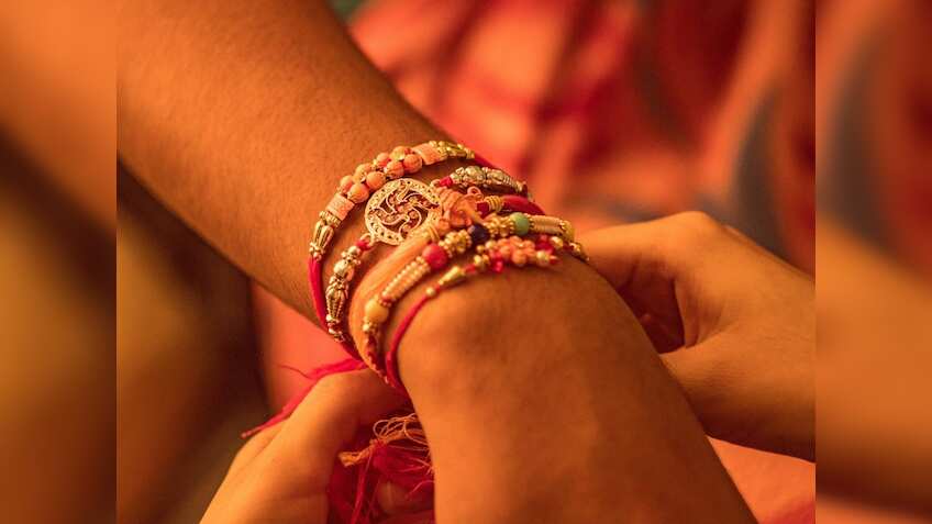 Raksha Bandhan 2024: 19 अगस्‍त को मनाया जाएगा रक्षाबंधन, भाई को राखी बांधते समय जरूर ध्‍यान रखें ये बातें
