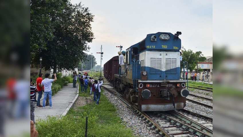 जन्माष्टमी, गणेश चतुर्थी से पहले रेलवे ने दिया झटका, 11 सितंबर तक 10 ट्रेनों के रूट्स डायवर्ट, कई गाड़ियां रद्द