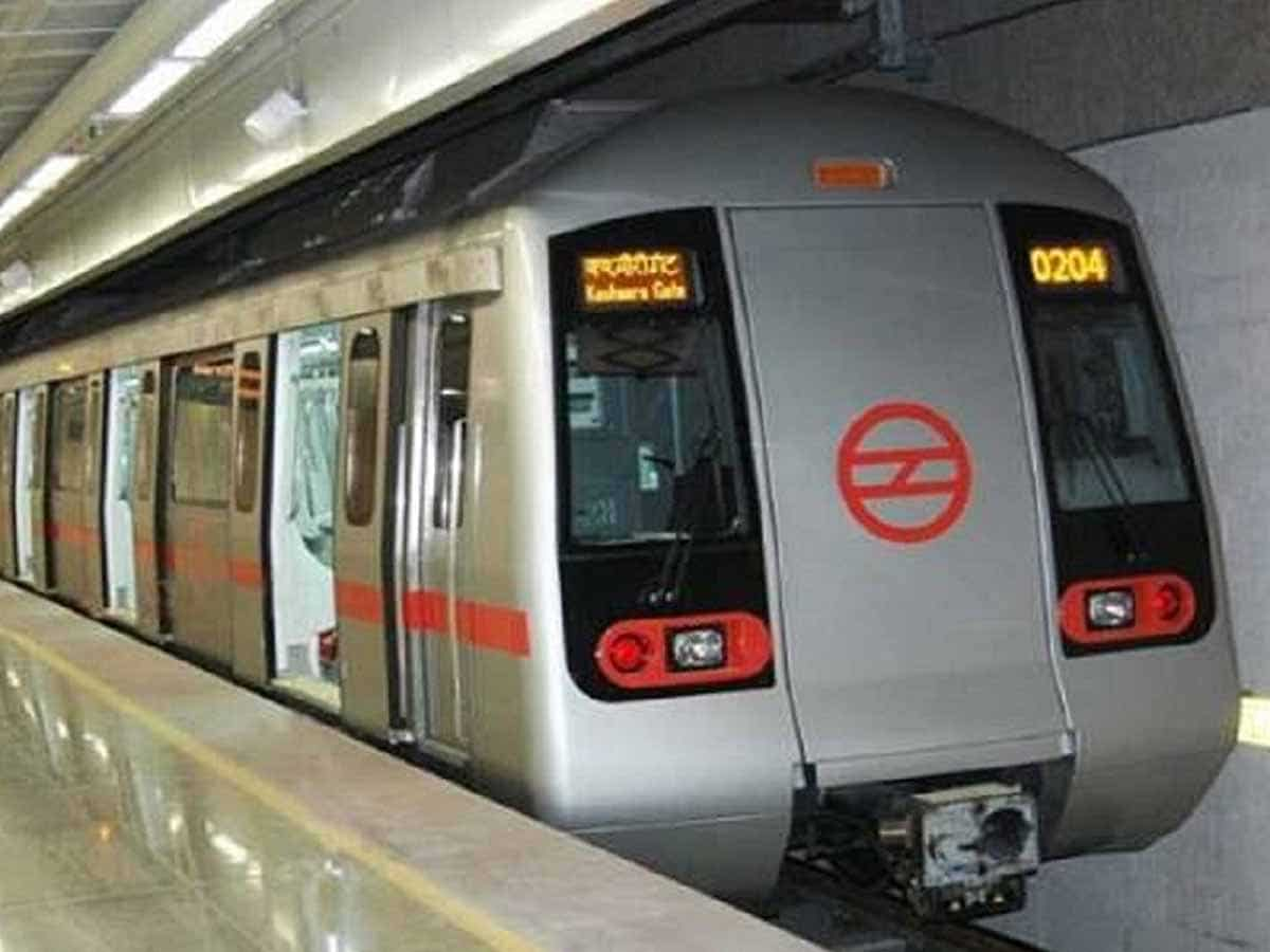 केबल चोरों ने थाम दी Delhi Metro की रफ्तार, तार चुराने की कोशिश से रेड लाइन की सर्विस प्रभावित