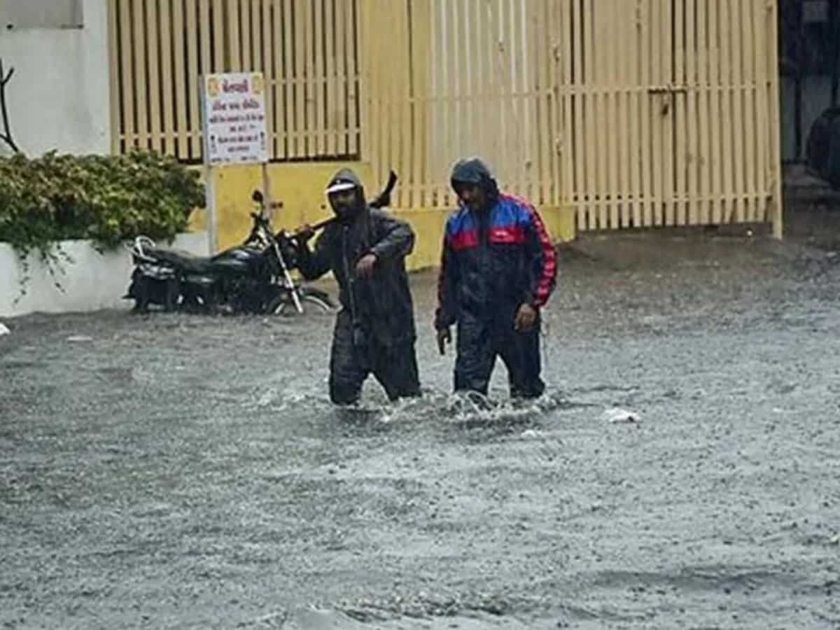 Gujarat Rains: भारी बारिश से गुजरात में हाल-बेहाल, सूरत के पास हुआ रेल हादसा, चार डिब्बे हुए बेपटरी