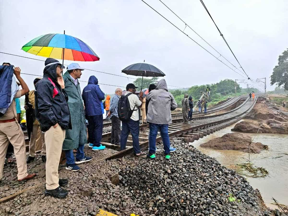 भारी बारिश ने थाम दी रेलवे की रफ्तार, साउथ इंडिया जाने वाली दो दर्जन ट्रेनें रद्द, बुकिंग से पहले जरूर चेक करें लिस्ट