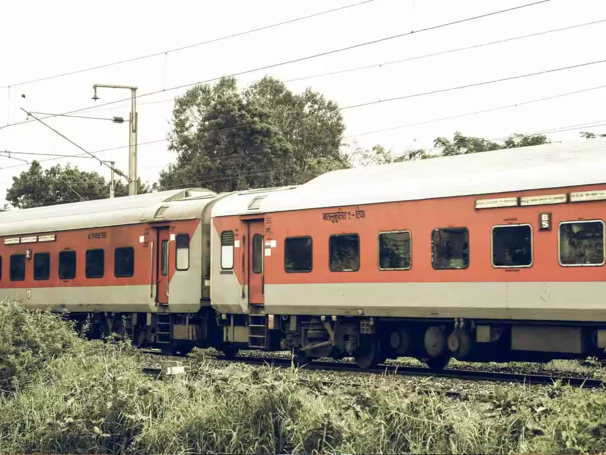 कर्नाटक में हुई भारी बारिश तो बिहार के पैसेंजर्स की बढ़ी मुश्किलें, ट्रैक में भरा पानी तो कैंसिल हो गई ये ट्रेनें