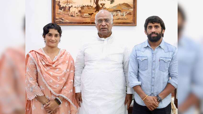 रेलवे ने फंसाया पेंच, नहीं स्वीकार किया विनेश फोगाट-बजरंग पुनिया का इस्तीफा, जानिए क्या कहता है नियम