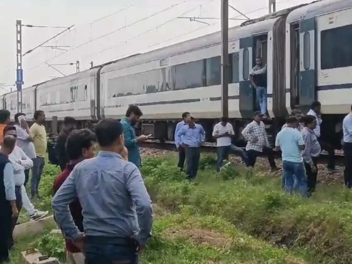 अब दिल्ली-बनारस वंदे भारत एक्सप्रेस में आई खराबी, बीच रास्ते में फंसे सैंकड़ों पैसेंजर BJP राज्यसभा सांसद भी हैं सवार