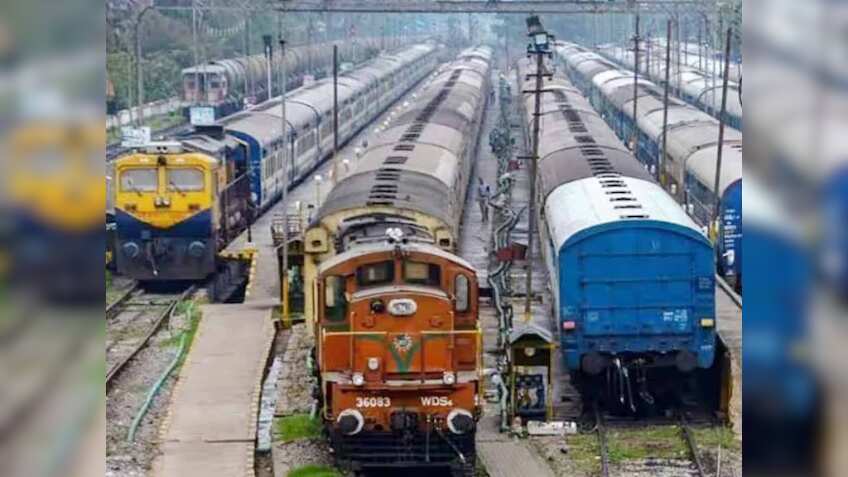 त्योहारों के लिए चलने वाली इन स्पेशल ट्रेनों का बदल गया टाइम टेबल, इन गाड़ियों के रूट्स हुए डायवर्ट