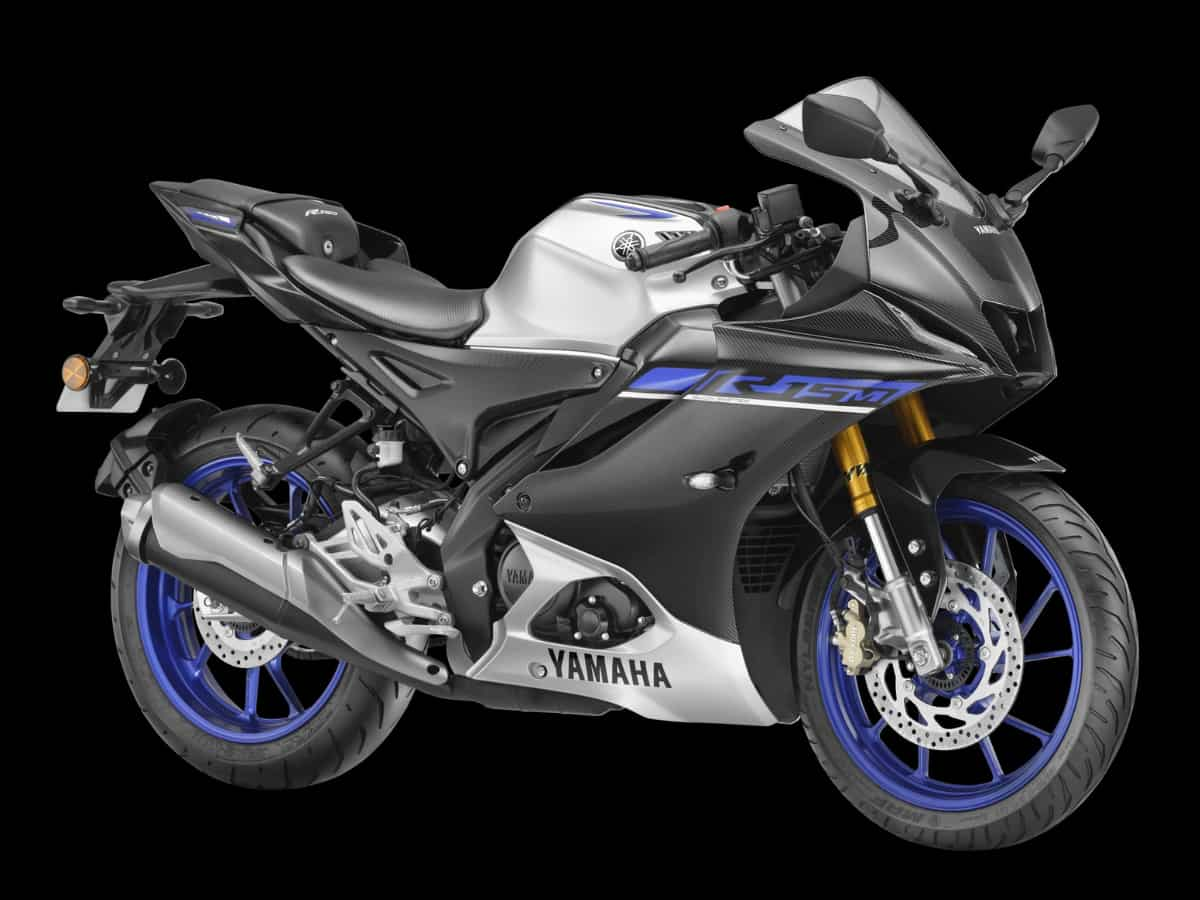 Yamaha R15M में दिया कार्बन फाइबर पैटर्न; मिलेंगे कई सारे अपडेटेड फीचर्स, जानें कीमत