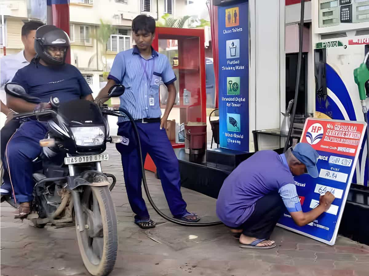 Petrol-Diesel Price: करीब 3 सालों में सबसे सस्ता हुआ Crude Oil! जानिए अब क्या हैं डीजल-पेट्रोल की कीमतें