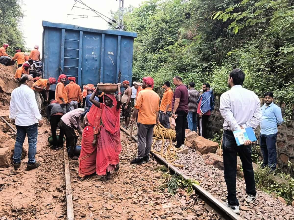 UP में ट्रेन हादसा! पटरी पर पहाड़ का मलबा गिरने से मालगाड़ी हुई डिरेल, कई ट्रेनें प्रभावित-कुछ का रूट बदला