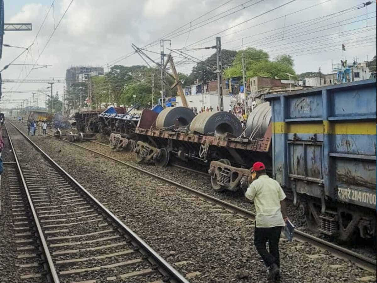 नहीं थम रहा सिलसिला, एक दिन में दूसरा रेल हादसा, पटरी से उतरे भोपाल में मालगाड़ी के तीन डिब्बे