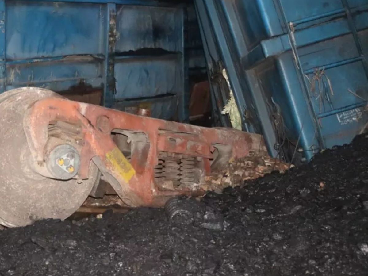 वृंदावन के पास मालगाड़ी पलटने से ठप हुआ ट्रैफिक, इन ट्रेनों के बदले गए रूट, चेक कर लें डीटेल्स